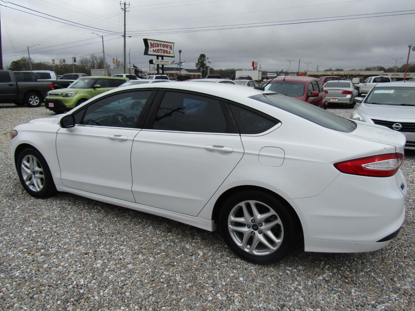 2015 White /Gray Ford Fusion SE (1FA6P0HD2F5) with an 1.5L L4 DOHC 16V engine, Automatic transmission, located at 15016 S Hwy 231, Midland City, AL, 36350, (334) 983-3001, 31.306210, -85.495277 - Photo#5